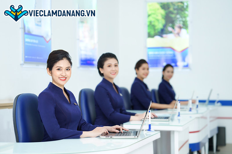 Giao dịch viên ngân hàng
