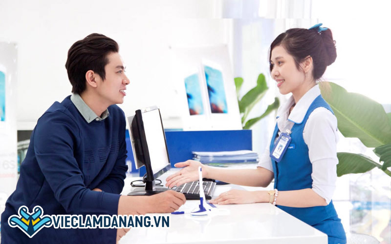 Giao dịch viên ngân hàng